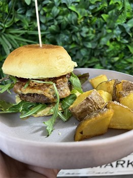  Burguer de vaca gallega, tomate seco, queso san Simón, brotes y mahonesa de ajo asado - Imagen 1