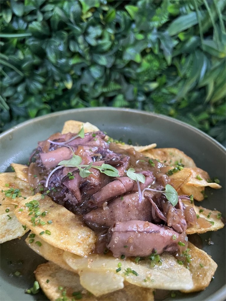 Chipirones encebollados con patatas chip - Imagen 1