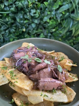 Chipirones encebollados con patatas chip - Imagen 1
