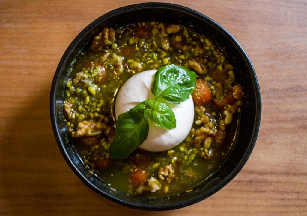 Ensalada templada de tomates asados, burrata, pistachos, nueces y albahaca - Imagen 1