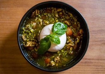 Ensalada templada de tomates asados, burrata, pistachos, nueces y albahaca - Imagen 1