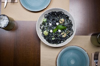 Espagueti nero di sepia, con Gambones, wakame, parmesano y aceite ajo-perejil - Imagen 1