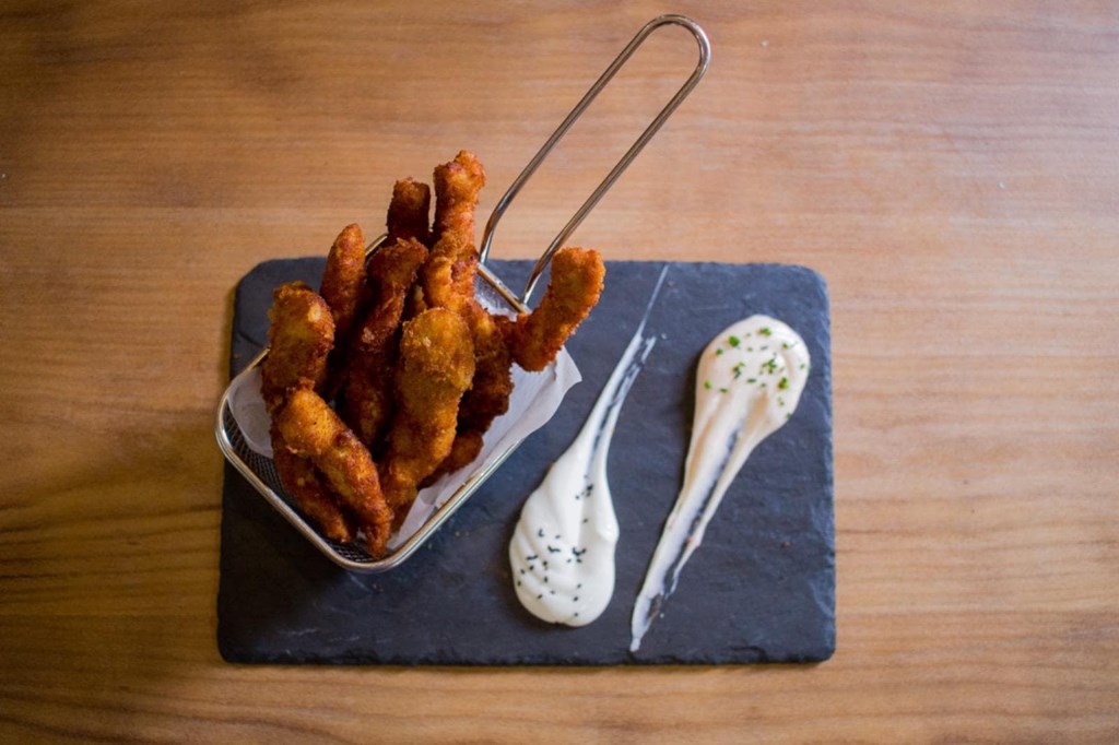  Fingers de pollo crujiente con salsa kimchee y mayonesa de limón - Imagen 1