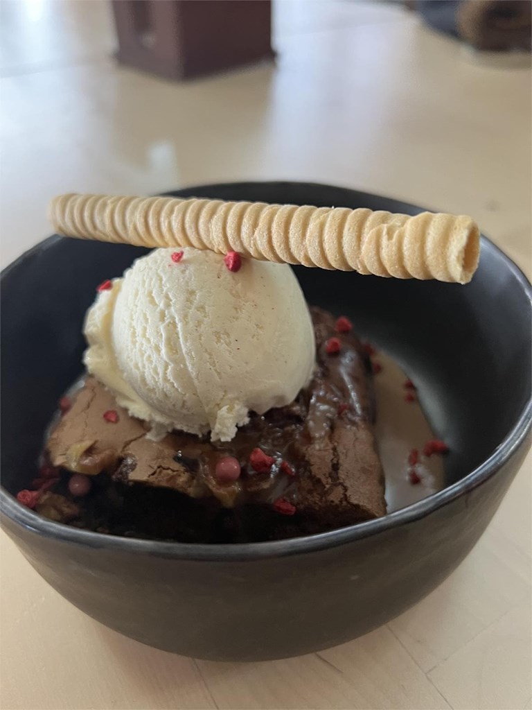 Glazed brownie with ice cream - Image 1