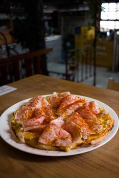  Homemade pizza with San Simón cheese, pork shoulder, turnip top emulsion and paprika - Image 1