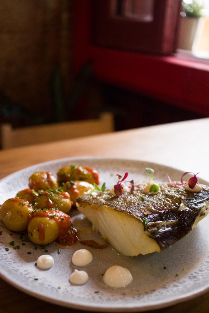  Lomo de bacalao a la plancha con patatas , Ali oli de ajo asado y mojos canarios - Imagen 1