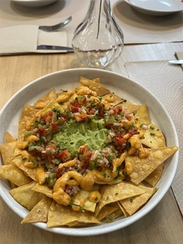 Nachos com guacamole, pico de gallo e queijo cheddar - Imagem 1