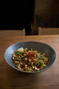 Pad thai de verduras, cacahuete, cilantro y lima - Imagen 1