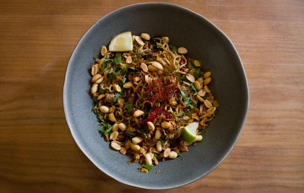  Pad thai de verduras, cacahuete, guindilla, lima, cilantro y ternera - Imagen 1