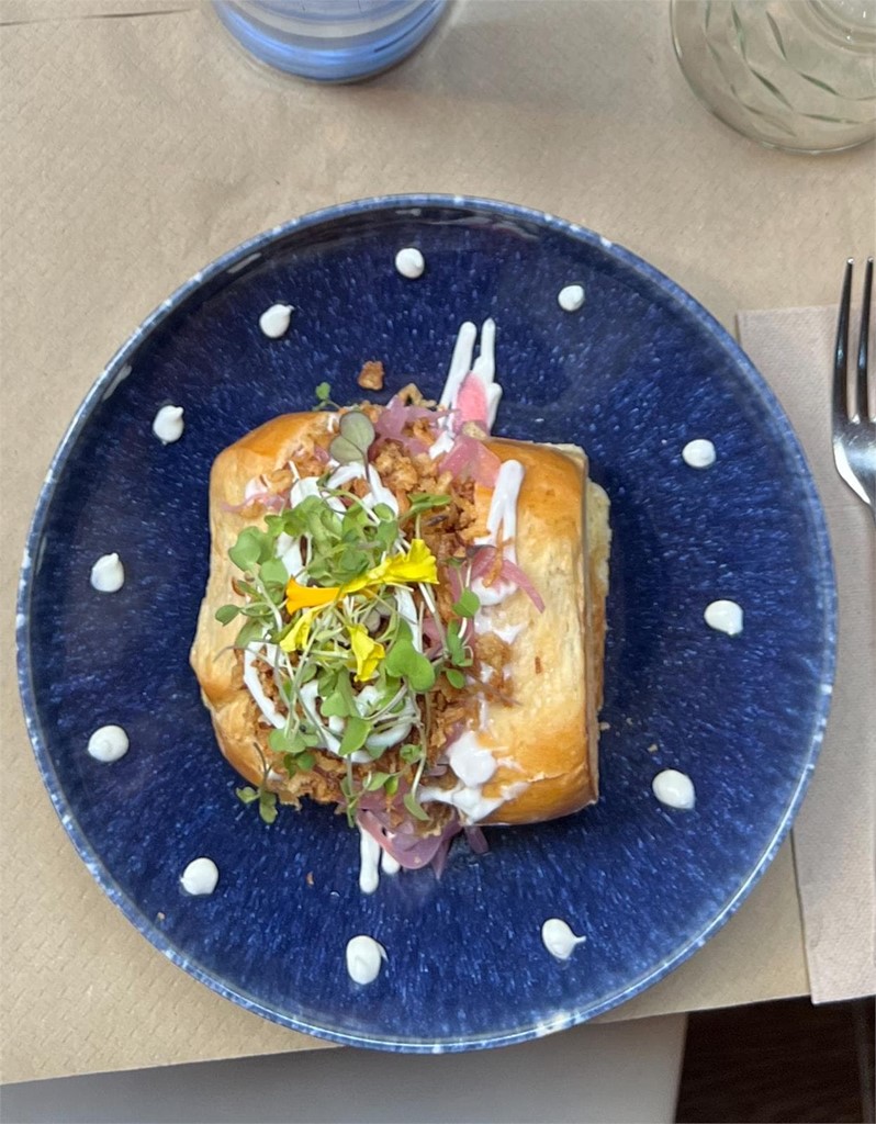  Pan brioche de costilla BBQ a baja temperatura, encurtidos, mahonesa de yuzu y cebolla frita - Imagen 1