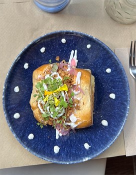  Pão brioche de costela barbecue em baixa temperatura, picles, maionese yuzu e cebola frita - Imagem 1