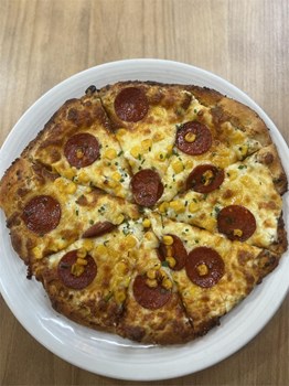 Pizza caseira com molho 4 queijos, calabresa, milho - Imagem 1