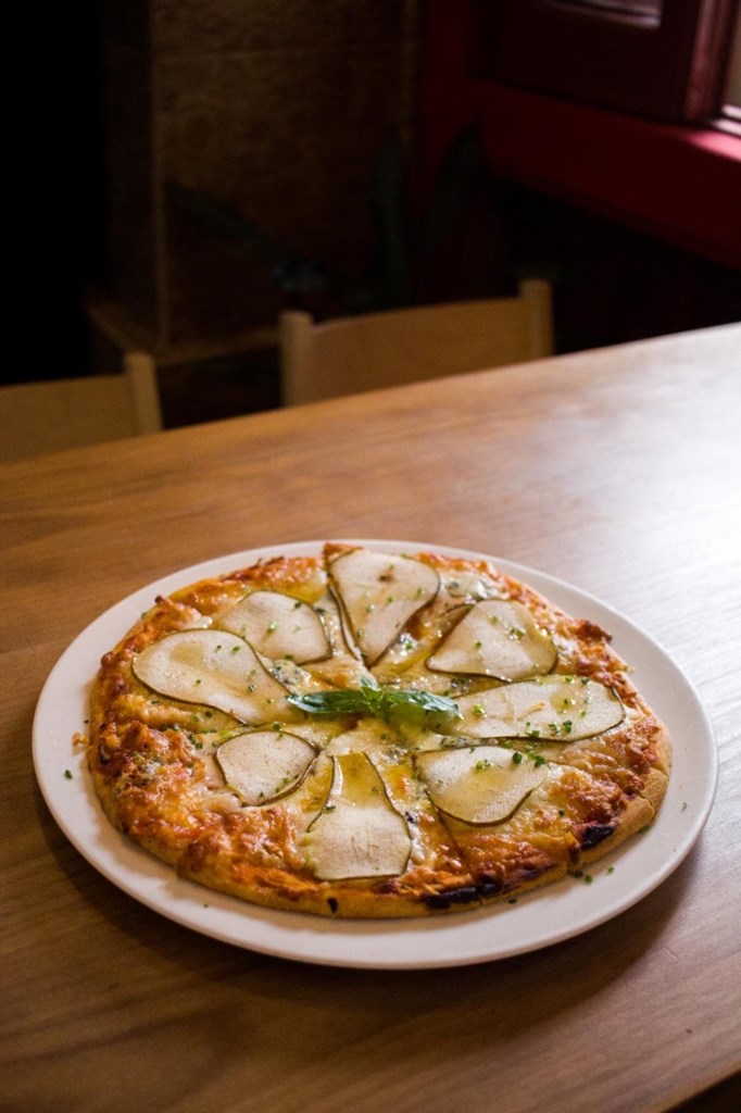  Pizza caseira com mussarela, pêra, queijo azul e mel - Imagem 1