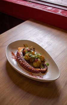  Pulpo a la plancha con patatas jazzy y mojos canarios - Imagen 1