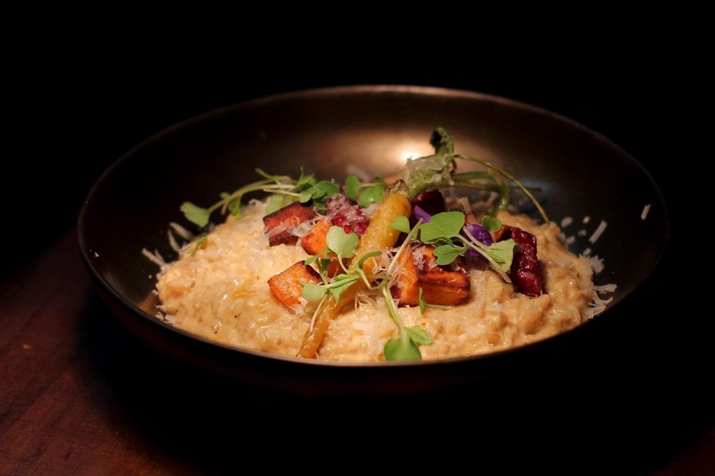  Rissotto cremoso de setas, chips vegetales, esparragos  - Imagen 1