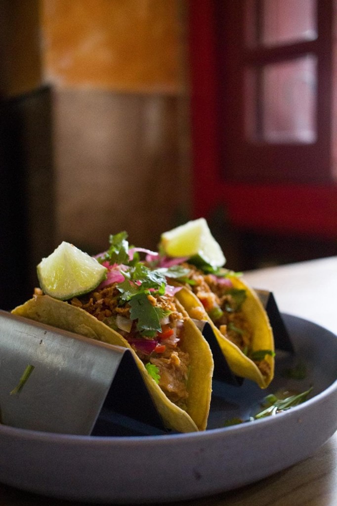 Taco de frango, pico de gallo, guacamole e cebola em conserva - Imagem 1