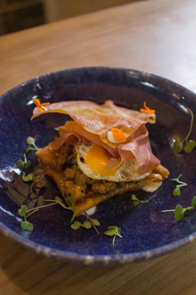Tartar de salmón, jamón, huevo de codorniz y wonton frito - Imagen 1