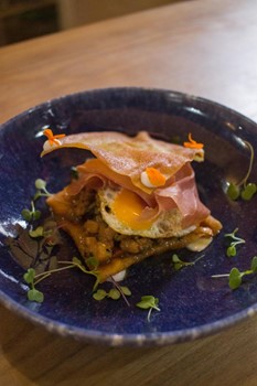 Tartar de salmón, jamón, huevo de codorniz y wonton frito - Imagen 1