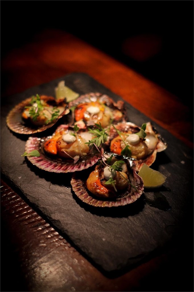  Volandeira a la plancha con mantequilla de cilantro-lima y emulsión de yuzu - Imagen 1