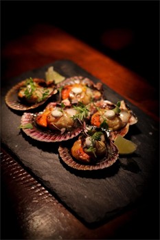  Volandeira a la plancha con mantequilla de cilantro-lima y emulsión de yuzu - Imagen 1
